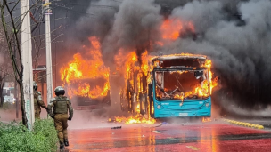 Dos buses del Transantiago son quemados en Quinta Normal