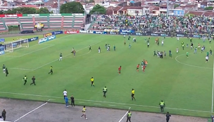 Escándalo en Colombia: barristas de Deportivo Cali invaden la cancha para agredir a DT y jugadores