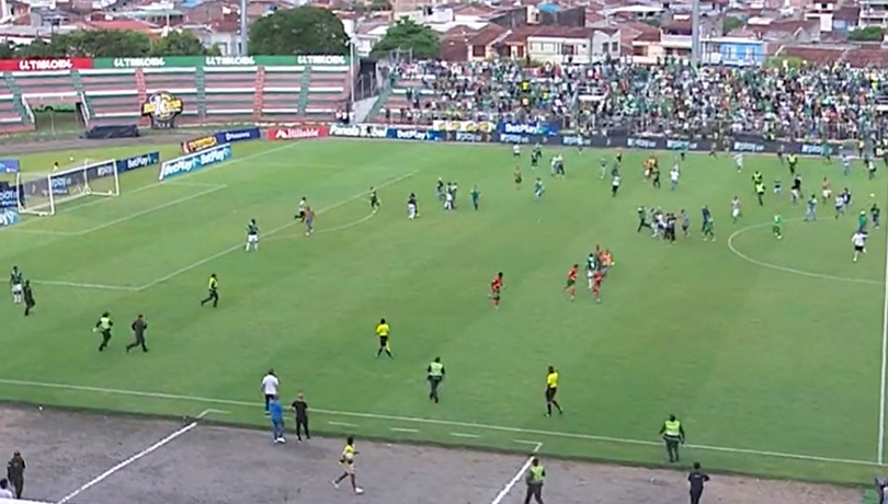 Escándalo en Colombia: barristas de Deportivo Cali invaden la cancha para agredir a DT y jugadores