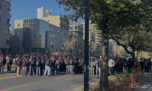 Estudiantes secundarios marchan por la Alameda con dirección a La Moneda