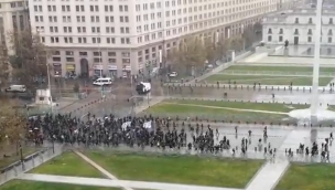 Estudiantes cortan el tránsito frente a La Moneda
