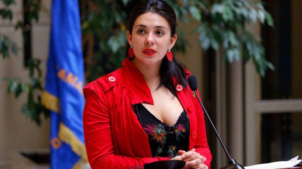 “Canal 13 me debe una explicación”: Error de noticiero generó reacción de la diputada Karol Cariola