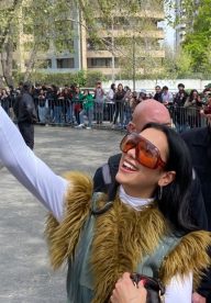 Dua Lipa enloqueció a sus fans tras salir del hotel y tomarse fotografías