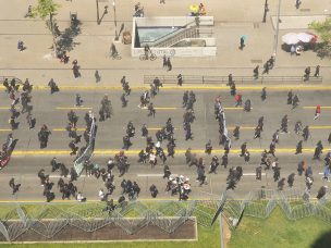 Marcha de estudiantes en la Alameda provoca cierre de estaciones de Metro