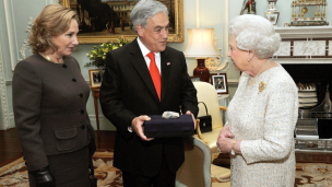 El particular regalo que le entregó el expresidente Sebastián Piñera a la reina Isabel II