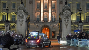 Carlos III recibió el féretro de Isabel II en Buckingham antes de ser trasladado a Westminster