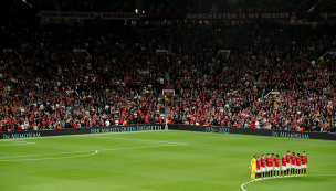 El estremecedor minuto de silencio en Old Trafford tras el fallecimiento de la reina Isabel II