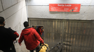 Metro informa que estación Santa Lucia está cerrada y sin detención de trenes por acto de cierre de campaña para el plebiscito