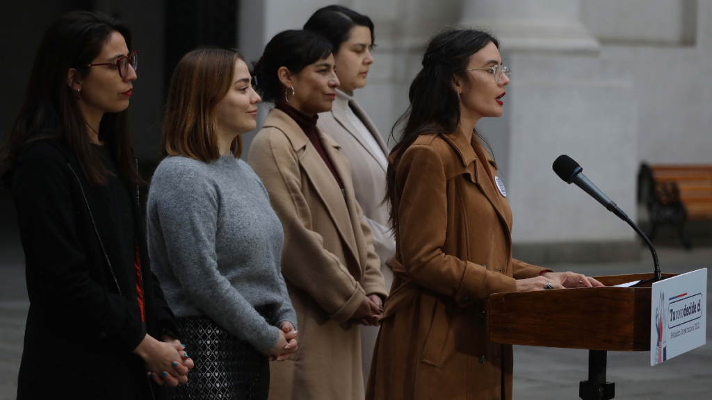 “La violencia simbólica existe”: Ministra Vallejo responde a burla de exdiputado sobre su vestimenta