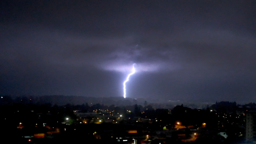 Meteorología anuncia probables tormentas eléctricas en dos regiones del país