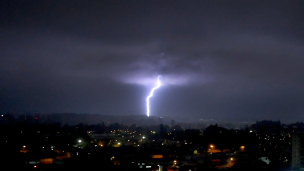 Por tormentas eléctricas: Declaran alerta temprana preventiva para 10 comunas de la Región Metropolitana