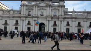 Personas se manifestaron al frente de La Moneda en contra del TPP11