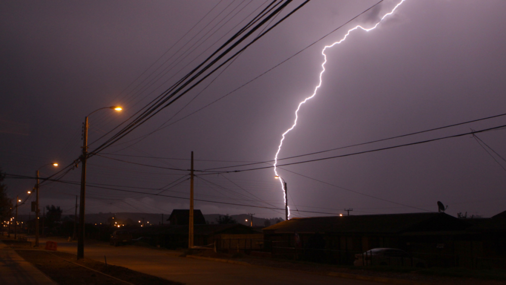 DMC emite aviso por “probables tormentas eléctricas” en tres regiones del país