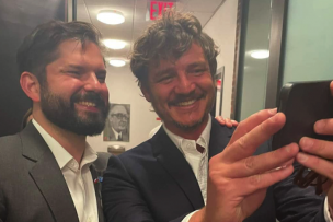 Presidente Boric y Pedro Pascal protagonizan cariñoso abrazo durante homenaje a Salvador Allende