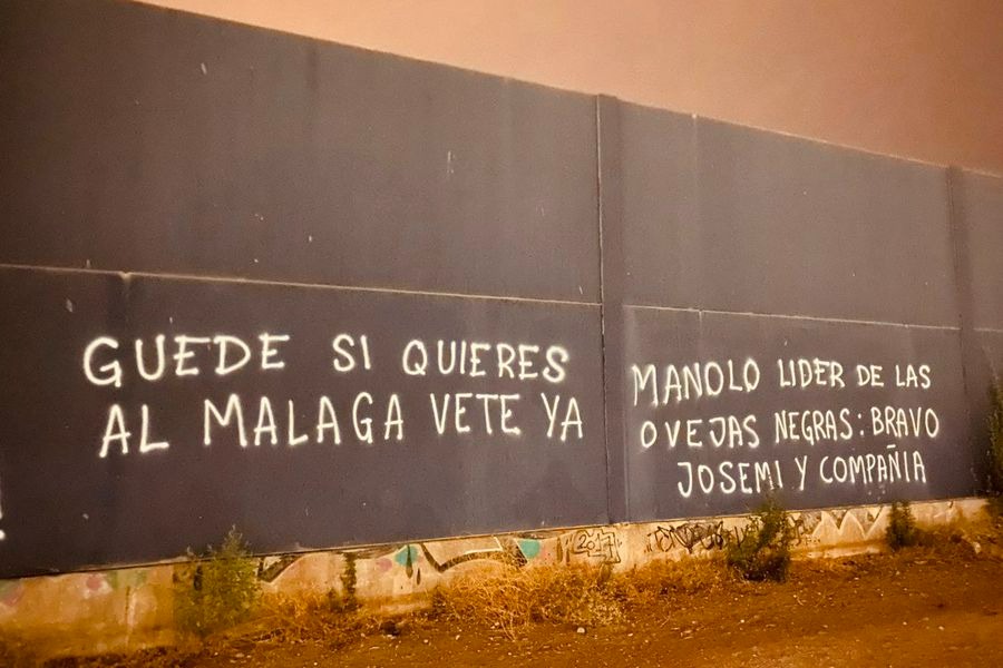 “Guede, si quieres al club, vete ya”: hinchas del Málaga rayan los alrededores de La Rosaleda