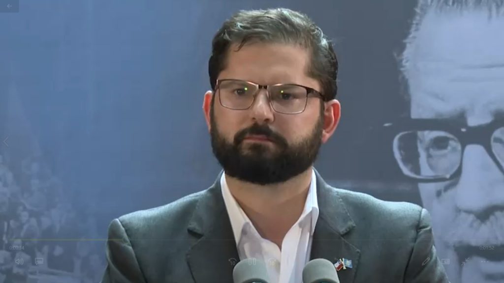 El cruce de palabras entre Presidente Boric y periodista tras dichos de Embajador chileno en España