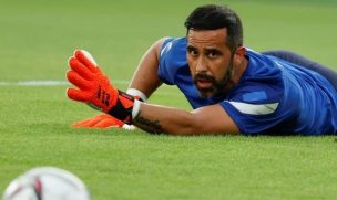 ¡Ídolo total! Claudio Bravo le regala sus guantes a un fan del Betis