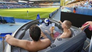 ¡Cómo! Aficionados del Troyes vieron el partido de su equipo en un jacuzzi a un costado de la cancha