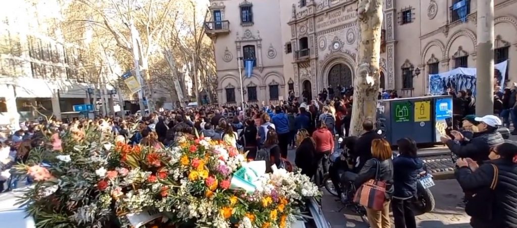Fanáticos despidieron al líder de Los Enanitos Verdes cantando “Lamento Boliviano”