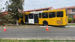 Micro con pasajeros a bordo chocó contra una casa en Puente Alto