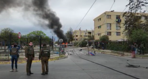 Persecución policial terminó con auto incendiado y postes caídos: Inició en Vitacura y acabó en San Ramón