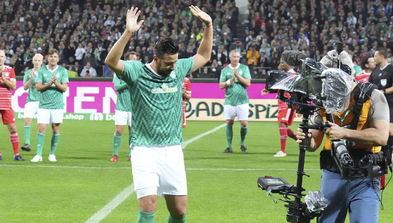 Anotó cuatro goles y atajó otro: Claudio Pizarro tuvo una masiva y emotiva despedida en Alemania