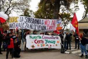 Personas protestan afuera del Congreso en contra del TPP11