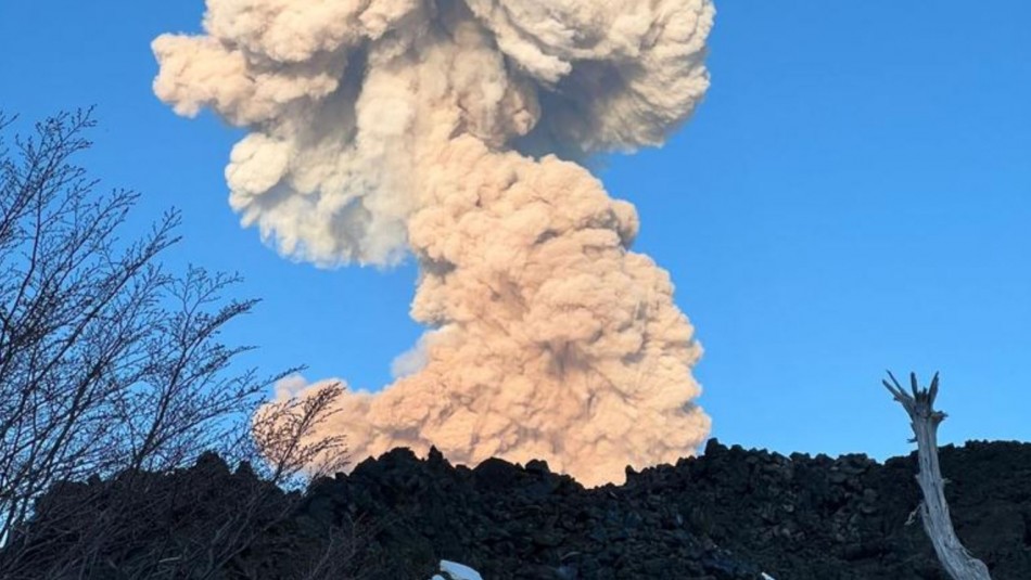 Reportan columna de humo que supera los 2.400 metros en Volcán Nevados de Chillán