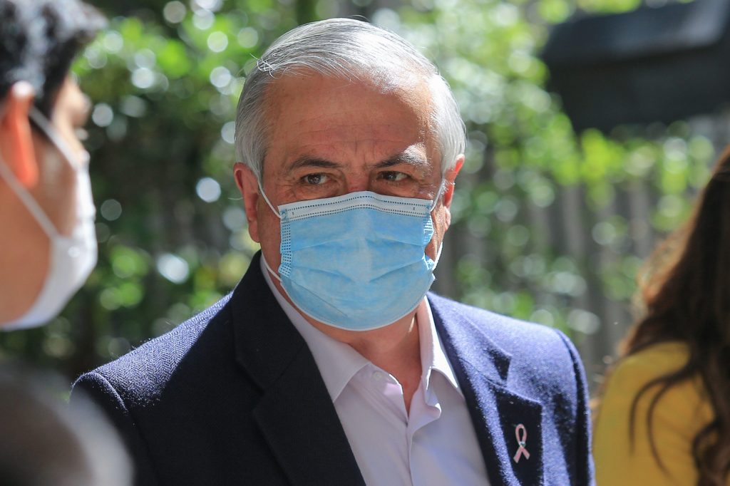 Mañalich insiste en reponer  mascarillas en transporte público: “Los números de la pandemia predicen una nueva ola”