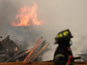 Incendio en Santiago Centro deja dos fallecidos y dos casas destruidas