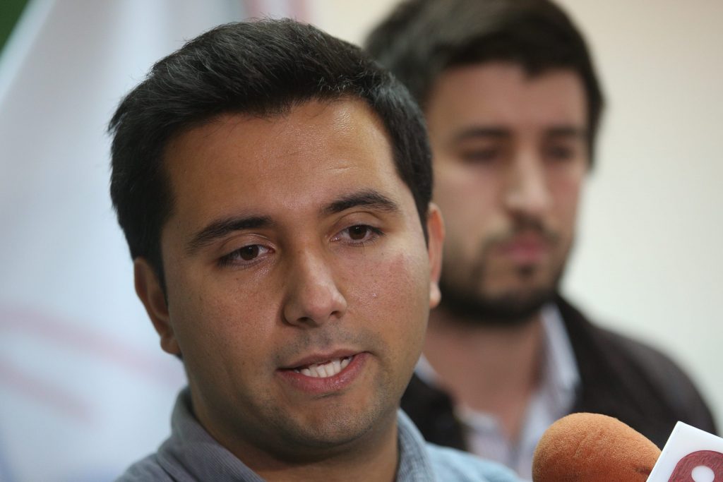 Ex vocero del Rechazo se disfrazó de mesero para intentar escapar de agresiones en Plaza Italia: “Temí por mi vida”