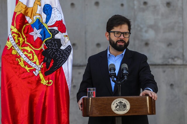 Presidente Boric felicita a director de la PDI por triunfo judicial: “Que sea una señal para todos quienes mienten impunemente en redes sociales”
