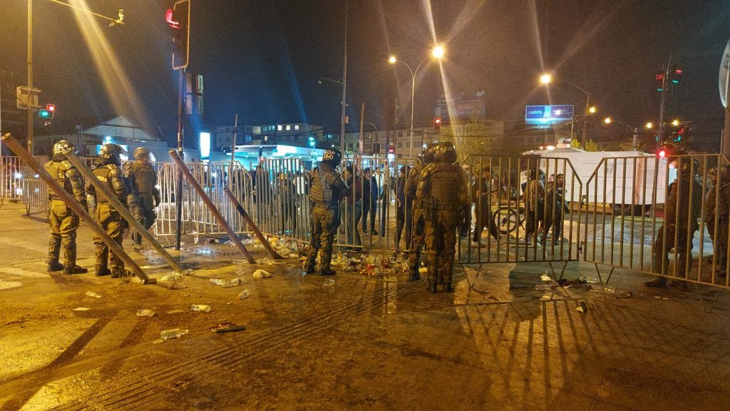 Carabineros informó que un grupo de personas intentó ingresar sin entrada al concierto de Bad Bunny