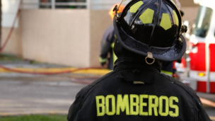 Incendio afecta edificio residencial en Santiago