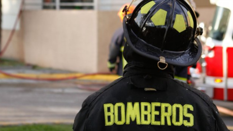 Investigan presunto ataque incendiario contra vivienda en Santiago: Mujer acusa a expareja de provocar el fuego