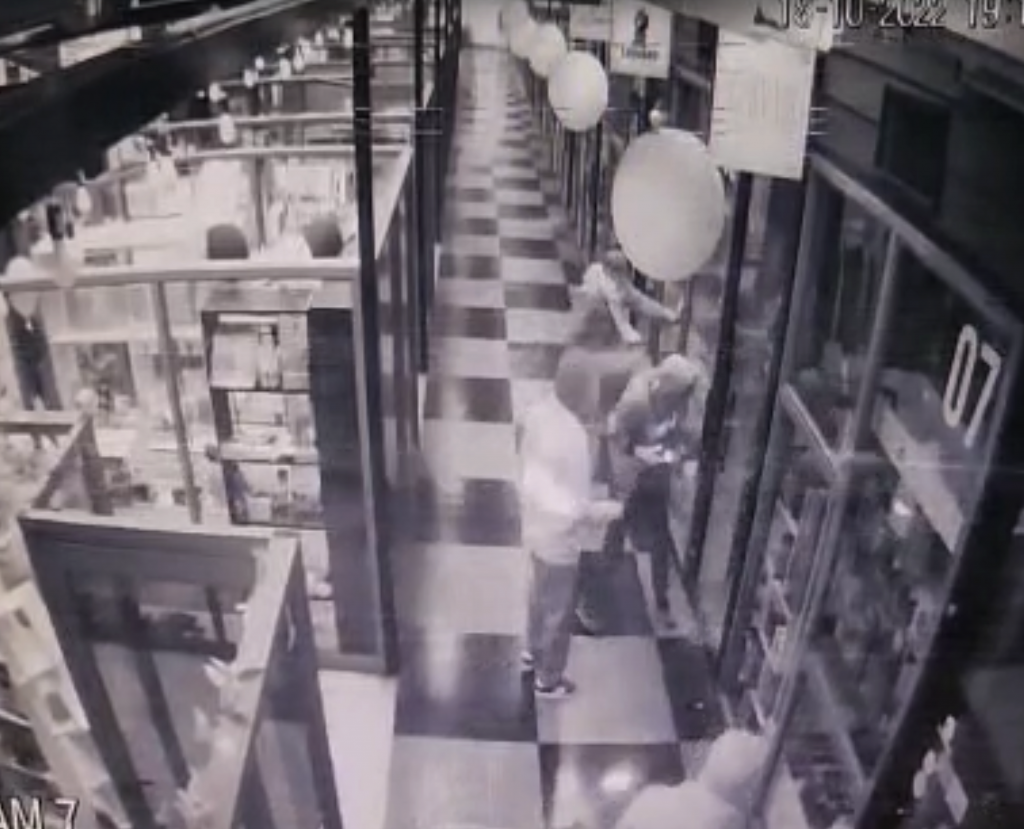 Carabineros detiene a dos sujetos por vandalizar un restaurante y una joyería de Santiago Centro