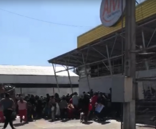 Turba de delincuentes saquea supermercado Alvi en Puente Alto