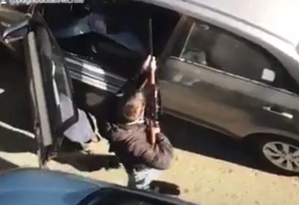 “¡No me mate por favor!”: Video muestra la desesperada súplica de un conductor que fue asaltado afuera de su casa