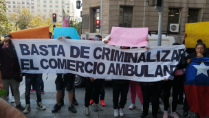 Comerciantes ambulantes protestan a las afueras de la delegación presidencial de la RM
