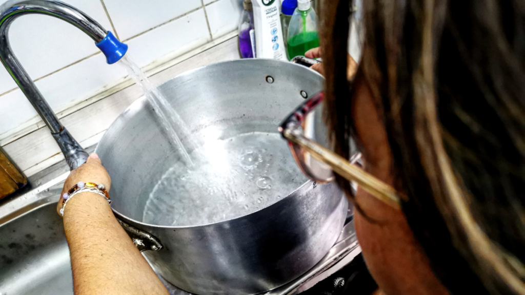 Dirección del Trabajo precisa derechos de los trabajadores ante corte de agua en 8 comunas de la RM