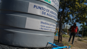 Corte de agua en 8 comunas de la RM: Conoce los 96 puntos de abastecimiento disponibles