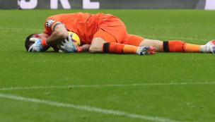 Golpe en la cabeza obligó la salida de Emiliano Martínez en la Premier League