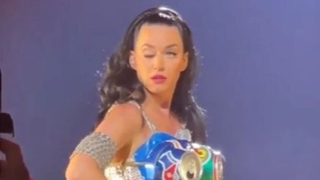 Katy Perry preocupó tras “perder el control” de su párpado derecho en medio de concierto