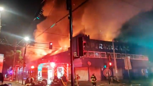 Violento incendio consumió un supermercado y una radio local en Parral