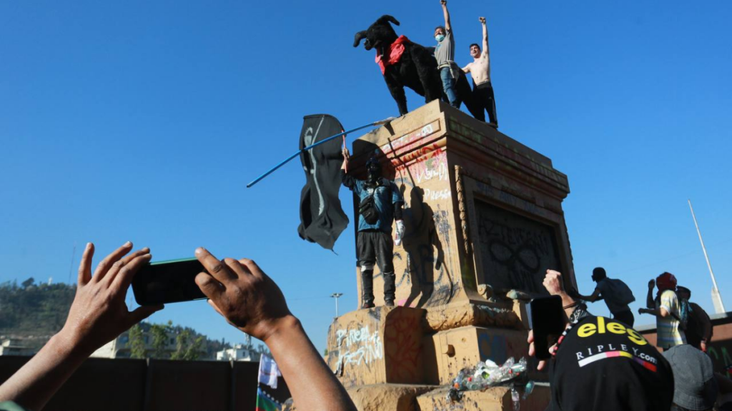 Panel Ciudadano: El 43% cree que transformar el “perro matapacos” en símbolo del estallido “fue un error”