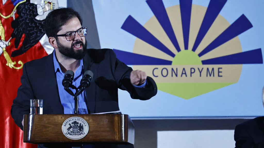 “¡Le exijo respeto!”: Presidente Boric fue increpado en encuentro de Conapyme