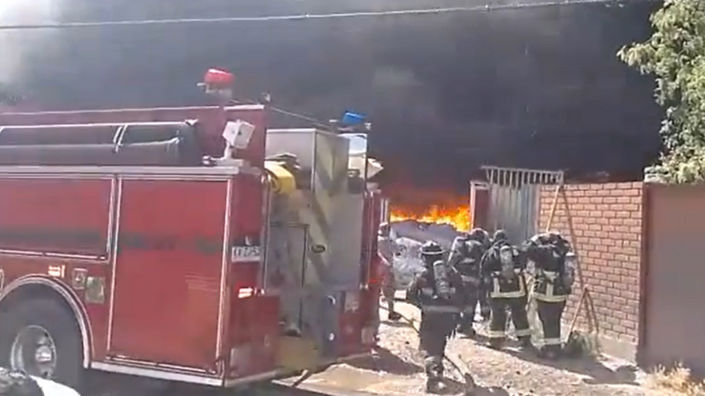 Bomberos trabaja en incendio estructural en San Bernardo: Municipio llama a “cerrar puertas y ventanas”