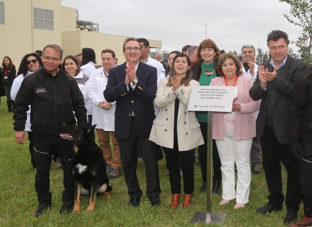 Nestlé invertirá USD 140 millones en ampliación de planta que produce alimentos para mascotas en Chile