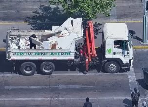 Conductor de camión de escombros es abordado por encapuchados en Plaza Italia: Lo amenazaron para subirse al vehículo