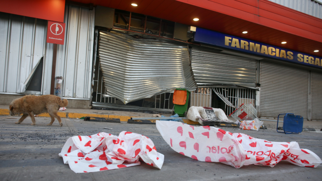 Walmart lamenta y condena vandalización de dos de sus locales: “Van en desmedro de las comunidades que se abastecen en estos supermercados”